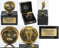 FIFA Medaille fr Thomas Hssler. Vergoldete Medaille mit dem FIFA World Cup und dem Logo der FIFA auf Marmorsockel montiert mit aufgesetzter gravierter Plakette ""FIFA World Player of the year 1992. 3rd Place Thomas Hssler". Medaille Silber (gepunzt "925