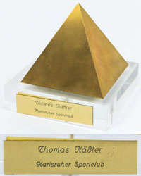 Trophae Sportler des Jahres Karlsruhe vermutlich 1997 fr Thomas Hler. Vergoldet Metallpyramide auf Plexiglassockel. Mit gravierter Plakette "Thomas Hler Karlsruher SC". Gewicht: 1,3 Kg. 12,5x12x12 cm.