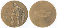 Ehrenmedaille des ungarischen Fuballverbandes fr alle Goldmedaillengewinner der Ungarn bei den Olympischen Spielen Berlin 1936 mit der Gravur "Emlekul Brody Gyrgynek a Berlini XI. Olimpia Gyztesenek" (Gyrgy Brdy als Erinnerung an die Sieger der Olymp