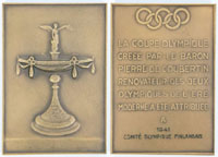 Bronze Plakette fr die Teilnehmer an der Verleihung des Olympischen Pokals an das Olympische Komitee von Finland 1941 durch das IOC. Vorderseite: Relief des Olympischen Pokals. Rckseite: Olympische Ringe mit Schriftzug "La Coupe Olympique creee par le Ba