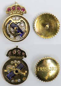 Goldenes Vereinsabzeichen von Real Madrid. Auf der Rckseite Gravur "1955-2015" und auf der Schraube Garvur "1955-2015". Gold (gepunzt "750", ca. 4 Gramm). Mit 7 kleinen Diamanten, 4 Rubine und einem Saphir besetzt. Juweliersarbeit. 2,1x1,5 cm. (LIMIT - Mi