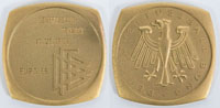 Offizielle Lnderspielmedaille des DFB fr Wolfram Wuttke fr seinen Einsatz bei der UEFA Euro 1988 mit Gravur: "EURO 88 Deutschland - Spanien, 17.06.1988". Tombak, vergoldet, 4x4 cm.<br>-- Schtzpreis: 180,00  --