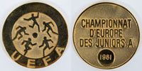 Siegermedaille der UEFA Championnat dEurope des Juniors A 1981". Tombak, vergoldet, 3,4 cm . In original Box.