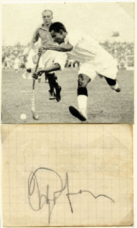 (1911-1937) Blancobeleg (7,5x6 cm) mit original Signatur von Sayed Mohammad Jaffar Shah (IND) mit Bleistift. Jaffar gewann bei den Olympischen Spielen 1932 und 1936 mit Indien Gold im Hockey. Mit Magazinfoto (7,5x7 cm). Beides mit Fotoecken auf Karton mont