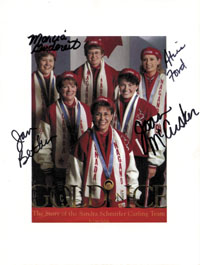 Farbreprofoto vom Curling - Frauen Team von Kanada das bei den Olympischen Winterspielen 1998 in Nagano die Goldmedaille gewann. Original Signaturen von: Jan Betker, Marcia Gudereit, Atina Johnston (Ford), Joan McCusker. Alle wurden auch Weltmeister. 20x15