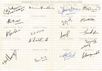 Autogrammbeleg mit 18 original Signaturen der Hockey-Nationalmannschaft von Pakistan 1969. Darunter 12 Signaturen von Medaillengewinnern bei den Olympischen Spielen 1964 - 1976: 
Riaz Ahmed (Gold 1968, Silber 1972); Saeed Anwar (Silber 1964, Gold 1968); M