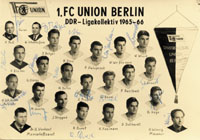 S/W-Fotokarte "1.FC Union Berlin DDR - Ligakollektiv 1965-66" mit 16 original Signaturen der Spieler: 	Peter Blher (+1974); 	Klaus Korn;	
	Wolfgang Wruck	 (+2014; 6 LS); 	Jrgen Belger; 	Gnter Stange; 	Ulrich Prfke	; Harald Betke; 	Meinhard Uentz (+202