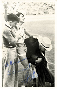 (1911-1983). Fotokarte mit original Signatur von Juan Carlos Zabala, argentinischen Marathon-Olympiasiegers von 1932 und Olympia-Teilnehmers von 1936 mit original Widmung. 14x9 cm.