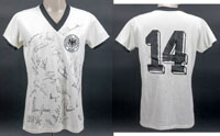 Original match worn / match issued Spielertrikot von Deutschland mit der Rckennummer 14. Getragen in einem Freundschafts- bzw. Qualispiel 1974 - 1976. Status:ACC. Trikot wurde spter 1980 von 23 deutschen Nationalspielern signiert : Herbert Zimmermann, K.