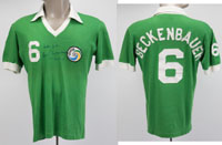 Original match worn / issued Spielertrikot von Cosmos New York mit der Rckennummer 6. Getragen von Franz Beckenbauer in einem Spiel fr Cosmos New York in der NASL ca. 1978. Status:ABB. Das Trikot wurde am 14.8.2015 von Beckenbauer signiert.<br>-- Schtzp