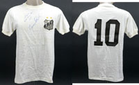 Original match worn Spielertrikot vom FC Santos (Brasilien) 1970 / 1971 mit der Rckennummer 10 getragen von Pele in einem Spiel Status:AAC. Mit Original Autograph von Pele auf der Vorderseite. (LIMIT - Mindestgebot 3.400.- ).<br>-- Schtzpreis: 3800,00 