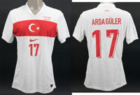 Match worn / issued shirt der Trkei mit der Nummer 17 getragen von Arda Gler in dem Freundschaftsspiel Ungarn v Trkei (1:0) am 23.3.2024. Mit match print "Macaristan - Trkiye 22 Maart 2024". Gler wurde in der 61.Minute eingewechselt. Status:AAB.