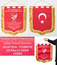 Original Spielwimpel vom Freundschaftsspiel sterreich v Trkei am 26.3.2024 in Wien. Seidenwimpel mit aufgestickten Verbandswappen des Fuballverbandes der Trkei. Goldbrokatinschrift: "Trkiye Futbol Federasyonu" und wei gesticktem Schriftzug "For the m