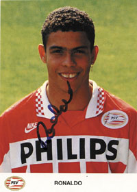 Farb-Autogrammkarte "PSV Eindhoven" aus seiner Anfangszeit in Europa mit Originalsignatur von Ronaldo. Brasilianischer Weltmeister 1994. 15x10 cm.<br>-- Schtzpreis: 100,00  --