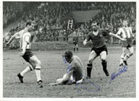 S/W-Pressefoto (Schimdtpeter) mit Spielszene aus der Fuballbundesliga 1.FC Nrnberg v Hertha BSC ca. 1964 mit original Signaturen von Max Morlock (1925-1994) und Wolfgang Tillich (1939-1988), 18x13 cm.