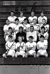 S/W-Foto von Borussia Mnchengladbach Bundesliga ca. 1970 mit 16 Originalsignaturen der Spieler (komplett signiert), 30x20cm.<br>-- Schtzpreis: 70,00  --