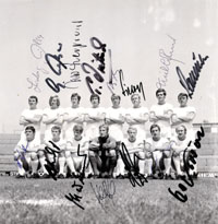 Schnes S/W-Foto der Mannschaft von Borussia Mnchengladbach ca. 1971 mit 15 original Signaturen der Spieler, 20x20 cm.<br>-- Schtzpreis: 60,00  --