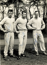 S/W-Pressefoto mit original Signaturen der deutschen DFB Nationalspieler Timo Konietzka (1938-2012), Jrgen Schtz (1939-1995) und Willi Schulz, 20,5x15 cm.<br>-- Schtzpreis: 50,00  --