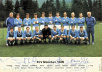 Farbiges Grobild Sammelbilder von Bergmann 1968/69 "TSV 1860 Mnchen" mit 20 original Autographen der Spieler. Karton, 21x14,5 cm.<br>-- Schtzpreis: 50,00  --