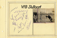 Albumkarton mit 15 original Signaturen vom VfB Stuttgart. 1 aufmontiertes S/W-Magazinfoto, 28x19 cm.