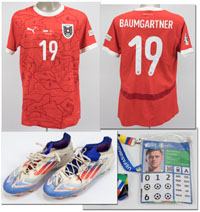 Match worn Trikot von sterreich fr die UEFA Euro 2024 mit der Rckennummer 19 getragen von Christian Baumgartner im Spiel sterreich v Trkei ( 1:2) am 2.6.2024. Status:AAB. Dabei: Original Fuballschuhe von Chritian Baumgartner aus diesem Spiel "Adidas