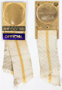 Offizielles Teilnehmerabzeichen Olympische Spiele Tokyo 1964 Official. Bronze, vergoldet. Schriftleiste blau emailliert. Wei-gelben Seidenband. 14x3,8cm.