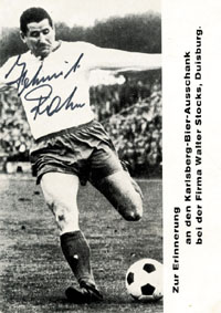 (1929-2003) S/W-Autogrammkarte (Firma Walter Stcks) von Helmut Rahn im Trikot von Rot-Wei Essen mit original Signatur, 15x10,5 cm.