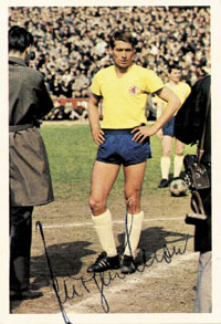 (1939-1968) Farbiges Bergmann-Sammelbild 1967/68 mit Originalsignatur von Jrgen Moll. 1958 bis 1968 278 Punktspiele fr Eintracht Braunschweig, Deutscher Meister 1967 mit Braunschweig. 9,5x6,5 cm.<br>-- Schtzpreis: 40,00  --