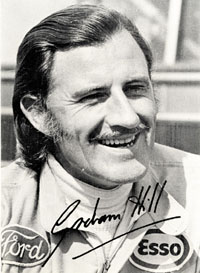 (1929-1975) S/W-Autogrammkarte (Esso) mit Originalsignatur von Graham Hill. Britischer Automobilrennfahrer und 2facher Formel-1 Weltmeisters von 1962 + 1968 Graham Hill (176 Grand Prix). 15x11 cm.<br>-- Schtzpreis: 140,00  --