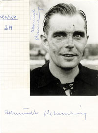 (1920-1991) 2 Originalsignaturen von Edmund Adamkiewicz auf  s/w-Reprofoto (12,5x9 cm) und auf Karteikarte (12,5x6 cm). 2 A-LS in 1942, Hamburger SV, Eintracht Frankfurt. Beides auf Papier montiert, 17x12,5 cm.