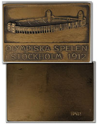 "Olympiska Spelen i Stockholm 1912" Schriftug auf der Erinnerungsplakette von den Olympischen Spielen 1912 mit Ansicht des Stadions, Bronze, 6x4,1 cm.