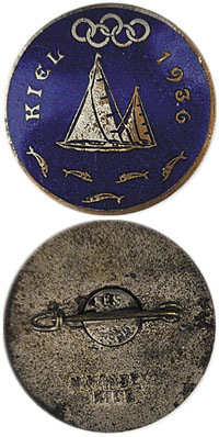 Kiel 1936 Besucherabzeichen fr die Olympischen Segelwettbewerbe Kiel 1936. Hersteller: K.Hansen, Kiel. Bronze, versilbert. Blau emailliert. 3,2 cm.