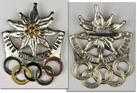 Souvenirabzeichen fr die Olympischen Winterspiele 1960 in Squaw Valley. Edelwei mit dem Schriftzug "Squax Valley Winter Games" und emaillierten Olympischen Ringen, Hohlprgung, versilber, 4,2x3,3 cm.