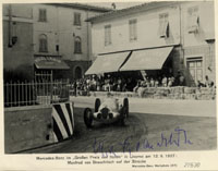 (1905-2003). s/w-Foto (Mercedes-Benz Werkphoto) mit original Signatur von Manfred von Brauchitsch, der verstorbenen Motorsportlegende von Mercedes! 15,5x12,5 cm.