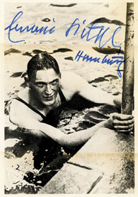 (1910-1989) S/W-Reprofoto mit Originalsignatur von Erwin Sietas. Verstorbener Silbermedaillen-Gewinner Olympia 1936 ber 200m im Brustschwimmen. 14,5x10 cm.