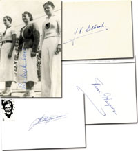 Goldmedaille im Schwimmen der Frauen bei den Olympischen Spielen Berlin 1936 4x100 m Freistil. Originalsignaturen: Johanna Selbach (1918-1998), Catharina Wagner (1919-2004), Willemijntje den Ouden (1918-1997; 2x Silber 1932), Hendrika Mastenbroek (1919-200