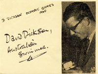 (1941) Blancobeleg mit original Signatur von David Dickson (AUS) und aufmontiertem S/W-Zeitungsfoto. 3facher Medaillengewinner bei den Olympischen Spielen 1960 (Bronze 4x200 m) und 1964 (2x Bronze 4x200 m + 4x100 m), 10x8 cm.