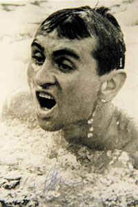 (1937-2021) S/W-Reprofoto mit original Signatur von Heorhij (Georgi) Prokopenko (URS). Silbermedaille im Schwimmen ber 200 m Brust bei den Olympischen Spielen 1964. 3facher Europameister, 15x10,5 cm.