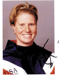 Farbreprofoto mit original Signatur von Courtney Shealy (USA). 2fache Goldmedaillengewinnern bei den Olympischen Spielen 2000 in der 4x100 Freistilstaffel und der 4x100 Lagenstaffel, 15x10 cm.