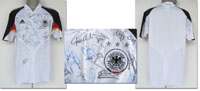 Original match issued Spielertrikot von Deutschland ohne Rckennummer. Vorbereitet fr die EM 2004 in Portugal. Mit 23 Original Autographen von Ballack, Hildebrand, Kahn, Bobic, Frings, Klose, Kuranyi, Lahm, Podolski, Schweinsteiger, Wrns u.a.  auf der Vo