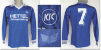 Original match worn Spielertrikot vom Karlsruher SC mit der Rckennummer 7. Getragen in der 1. und 2. Bundesliga im Zeitraum von 1978 bis 1981. Trikot direkt aus der Sammlung eines Deutschen Nationalspielers. Status:AAA.<br>-- Schtzpreis: 450,00  --