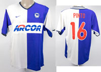 Original match worn Spielertrikot von Hertha BSC Berlin mit der Rckennummer 16. Getragen von Roberto Pinto in einem Spiel der Fuball Bundesliga in der Saison 2001/2002. Tauschtrikot. Status:ABA.