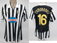 Original match worn Spielertrikot von Juventus Turin mit der Rckennummer 16. Getragen von Mauro Camoranesi in einem Spiel der Serie-B in der Saison 2006/2007. Camoranesi ist Fuball Weltmeister 2006 mit Italien. Seltenes Serie B Trikot. Status: ABC.