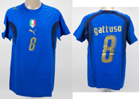 Original match worn Spielertrikot von Italien mit der Rckennummer 8. Getragen von Gennaro Gattuso in einem Spiel bei der Fuball Weltmeisterschaft 2006 in Deutschland. Gattuso wurde Weltmeister 2006. Status:ABC.