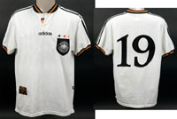 Original match worn DFB Spielertrikot mit der Rckennummer 19. Getragen von Mehmet Scholl (wurde eingewechselt) am 24.04.1996 im Freundschaftsspiel gegen die Niederlande. Niederlande - Deutschland  0:1. Scholl ist Europameister 1996. Status:AAB.