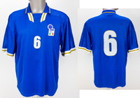 Original match worn Spielertrikot von Italien mit der Rckennummer 6. Getragen von Paolo Maldini in einem Qualifikationsspiel zur Fuball-Europameisrterschaft in der Saison 1994/1995. Maldini ist Vize-Weltmeister 1994 und Vize-Europameister 2000. Status:AB