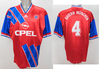 Original match worn Spielertrikot vom FC Bayern Mnchen mit der Rckennummer 4. Getragen von Oliver Kreuzer am 06.05.1995 im Spiel der Fuball Bundesliga gegen Bayer 05 Uerdingen. Bayern - Uerdingen 2:1. Status:AAB.<br>-- Schtzpreis: 550,00  --