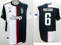 Original match worn Spielertrikot von Juventus Turin mit der Rckennummer 6. Getragen von Sami Khedira am 01.10.2019 im Spiel der UEFA Champions League gegen Bayer 04 Leverksuen. Juve - Bayer 3:0. Khedira ist Fuball Weltmeister 2014. Status: AAB.