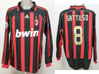 Original match worn Spielertrikot vom AC Mailand mit der Rckennummer 8. Getragen von Gennaro Gattuso in einem Spiel der Serie A gegen den AS Livorno. Milan am 11.02.2007 - Livorno 2:1. Gattuso ist Fuball Weltmeister 2006. Status:AAC.<br>-- Schtzpreis: 6