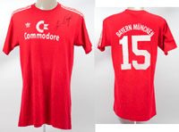 Original match worn Spielertrikot vom FC Bayern Mnchen mit der Rckennummer 15. Getragen von Ludwig Kgl in einem Spiel der Fuball Bundesliga in der Zeit von 1984 bis 1986. Kgl ist 2-facher Nationalspieler. Mit original Autograph von Kgl auf deer Vorde